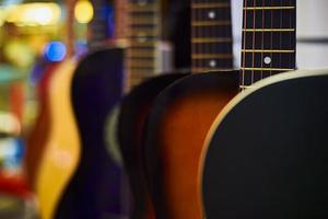 linha de guitarras acústicas clássicas na loja foto