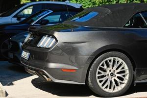 traseira do ford mustang gt prateado. foto