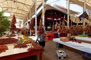 tunis, tunísia 30/09/2022 frutas sendo vendidas no mercado central de tunis.. o mercado central de tunis é um dos locais comerciais mais importantes do centro de tunis. foto