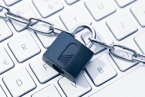segurança informática e conceito de privacidade de dados. corrente e cadeado no teclado foto