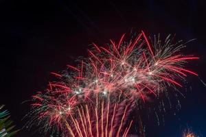 fogos de artifício coloridos de vijit chao phraya na ponte buddhayodfa chulalok maharat, bangkok, tailândia. foto