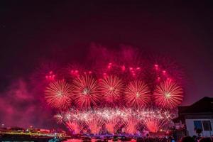 fogos de artifício coloridos de vijit chao phraya na ponte buddhayodfa chulalok maharat, bangkok, tailândia. foto