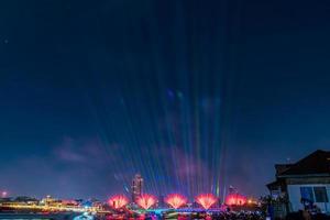 fogos de artifício coloridos de vijit chao phraya na ponte buddhayodfa chulalok maharat, bangkok, tailândia. foto