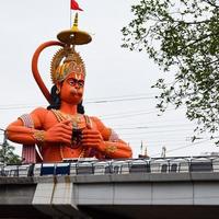 grande estátua do senhor hanuman perto da ponte do metrô de delhi situada perto de karol bagh, delhi, índia, senhor hanuman grande estátua tocando o céu foto