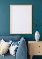 moldura vertical vazia na parede azul na moderna sala de estar. mock up interior em estilo minimalista. espaço livre para imagem. sofá azul e aparador de madeira com vaso. renderização 3D. visão vertical. foto