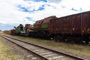 antigos vagões ferroviários e trilhos foto