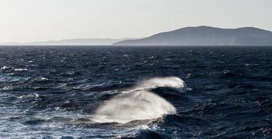 ondas no mar mediterrâneo foto