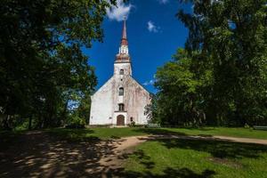 igreja luterânica no verão foto