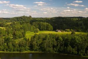 paisagens da zona rural da letônia na primavera foto