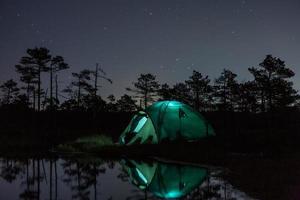 camping e tendas à beira do lago foto