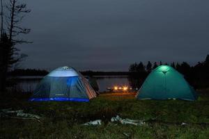 camping e tendas à beira do lago foto