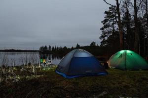 camping e tendas à beira do lago foto