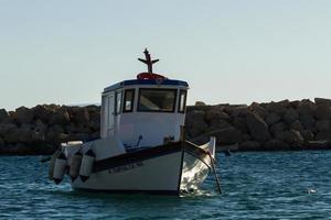 barcos de pescadores tradicionais da grécia foto