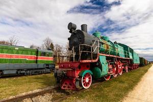 antigos vagões ferroviários e trilhos foto