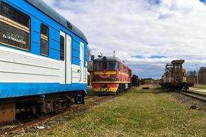 antigos vagões ferroviários e trilhos foto