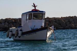 barcos de pescadores tradicionais da grécia foto