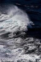 ondas no mar mediterrâneo foto