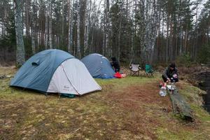 camping e tendas à beira do lago foto