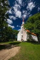 igreja luterânica no verão foto