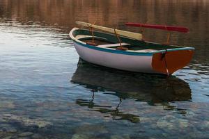 barcos de pescadores tradicionais da grécia foto