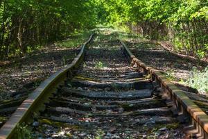 antigos vagões ferroviários e trilhos foto