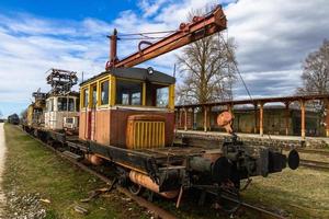 antigos vagões ferroviários e trilhos foto