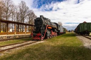 antigos vagões ferroviários e trilhos foto