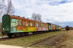 antigos vagões ferroviários e trilhos foto