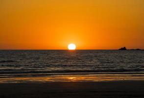 ilha de yeongjongdo, incheon, coreia, foto de ano novo do nascer e do pôr do sol na famosa rocha seonnyeobawi