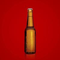 garrafa marrom de cerveja fresca com gotas de condensação sobre um fundo vermelho. renderização 3D