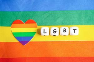 personagem de texto lgbt com coração de bandeira de arco-íris para símbolo do mês do orgulho lésbicas, gays, bissexuais, transgêneros, direitos humanos, tolerância e paz. foto