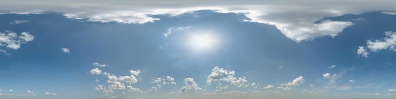 céu azul com belas nuvens como visão panorâmica hdri 360 sem costura com zênite em formato equiretangular esférico para uso em gráficos 3D ou desenvolvimento de jogos como cúpula do céu ou edição de tiro de drone foto