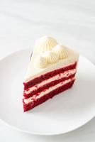 bolo de veludo vermelho no prato foto