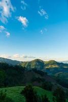 bela colina de montanha com céu foto