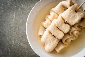 odeng - espeto de bolo de peixe coreano na sopa foto