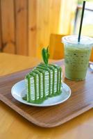 bolo de crepe de chá verde matcha foto