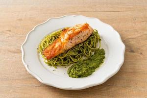 pesto de espaguete com salmão grelhado foto