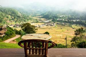 manhã com vista para a montanha no restaurante rural ou homestay.vacation, viagens e conceito de viagem. foto