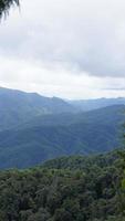 a bela vista das montanhas com o céu nublado e vale entre eles foto