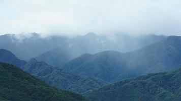 a vista das montanhas a chover com as gotas de chuva nebulosas e enevoadas foto