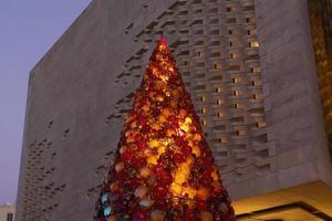 grande árvore de natal feita de bolas de vidro grande árvore de natal feita de bolas de vidro feitas por sopradores de vidro malteses para decorar a capital de malta, valletta. valletta, malta, 12 de dezembro de 2017 foto