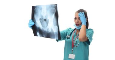 jovem médica cirurgiã segurando o raio x do paciente. isolado no fundo branco foto