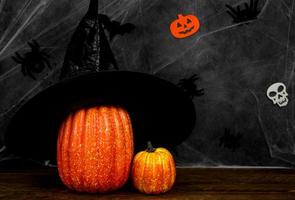 conceito de halloween com abóbora com chapéu de bruxa contra fundo escuro. banner nas cores preto e laranja. foto
