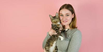 jovem garota feliz segurando um gato bonito conceito de abrigo de animais banner copyspace foto