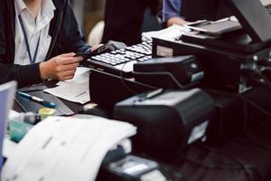 funcionário segurando o cartão de crédito dos clientes para pagar pelo serviço via máquina de furto de cartão eletrônico. foto