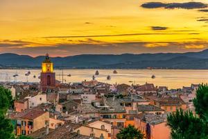 vista panorâmica de saint tropez contra o pôr do sol de verão amarelo foto