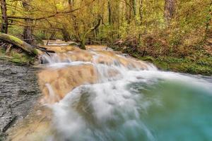 vista panorâmica da cachoeira nas nascentes do rio huveaune, no sul da frança, durante a temporada de outono foto