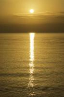 vista panorâmica do pôr do sol dourado de verão perfeito sobre o mar mediterrâneo em saint tropez, no sul da frança foto