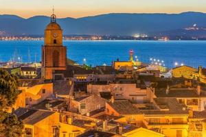 noite tranquila e tranquila de inverno em saint-tropez, sul da frança foto