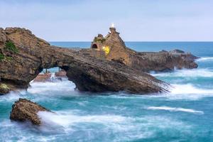 vista panorâmica das falésias de biarritz contra ondas de tempestade em condições de mau tempo foto